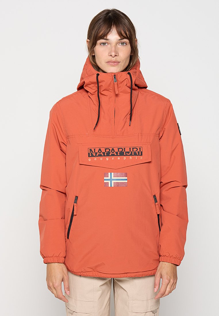 Giacca da esterno arancione con tasca frontale con zip, cordini neri e patch della bandiera norvegese. Presenta polsini elastici e zip laterali.