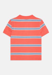 Kortermet polo skjorte i korall med horisontale blå og hvite striper. Myk bomullsmateriale og ribbet krage. Klassisk passform og design.
