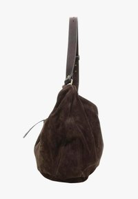 Borsa a tracolla in camoscio marrone con una singola tracolla in pelle, texture morbida, design morbido e dettagli di cuciture sottili.