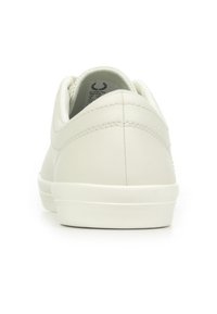 Sneaker bianco in pelle con una texture liscia, retro arrotondato e design minimalista. Presenta cuciture sottili e un colletto imbottito.