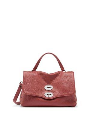 Borsa a mano in pelle rossa strutturata con manico superiore, chiusura a patta, fermagli a scatto color argento e tracolla regolabile.