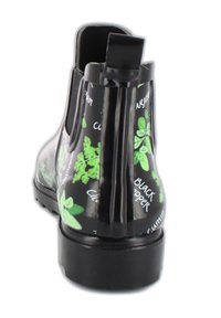 Zwarte rubberen enkellaars met groene kruidenpatronen, elastische zijpanelen en een trekband; gestructureerde zool voor grip en stabiliteit.