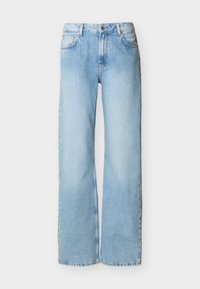 Ανοιχτό μπλε τζιν παντελόνι με ψηλή μέση και φαρδιά μπατζάκια, με κουμπί και φερμουάρ στο μπροστινό μέρος, εμπρός και πίσω τσέπες, εμφανιζόμενο σε λευκό φόντο.