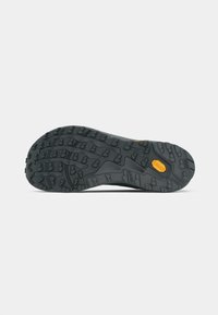 Talpa de pantof din cauciuc negru cu model de profil adânc și logo-ul Vibram, concepută pentru aderență, cu diverse forme proeminente pentru durabilitate.