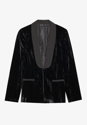 Černý sametový blazer se saténovým klopovým límcem, s předními kapsami a texturovaným povrchem, vytvářející elegantní a formální vzhled.
