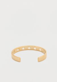 Βραχιόλι από χρυσό μέταλλο με ανοιχτό σχέδιο, διακοσμημένο με κομμένες καρδιές κατά μήκος της ζώνης. Λείος, μεταλλικός υφή.