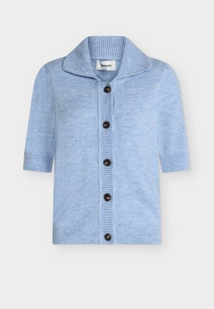 Ανοιχτό γαλάζιο πλεκτό κοντομάνικο ζακέτα με φαρδιά γιακά και πέντε σκούρα κουμπιά μπροστά, με ριμπ μανσέτες και τελείωμα.
