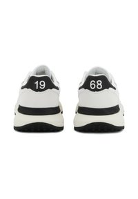 Scarpe da ginnastica bianche con un accento nero sul tallone e i numeri 19 e 68. Suola texturizzata per una migliore aderenza e una forma curva per il comfort.