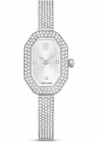 Silverfärgad oktagonal klocka med en kristallbeströdd bezel och armband. Vit urtavla med minimalistiska silvervisare. Swiss Made-märket synligt.