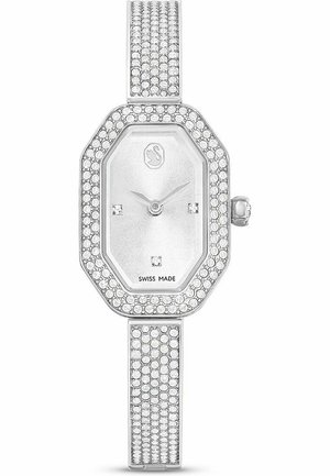 Silberne achteckige Uhr mit einem mit Kristallen besetzten Gehäuse und Armband. Weißes Zifferblatt mit minimalistischen silbernen Zeigern. Swiss Made-Label sichtbar.