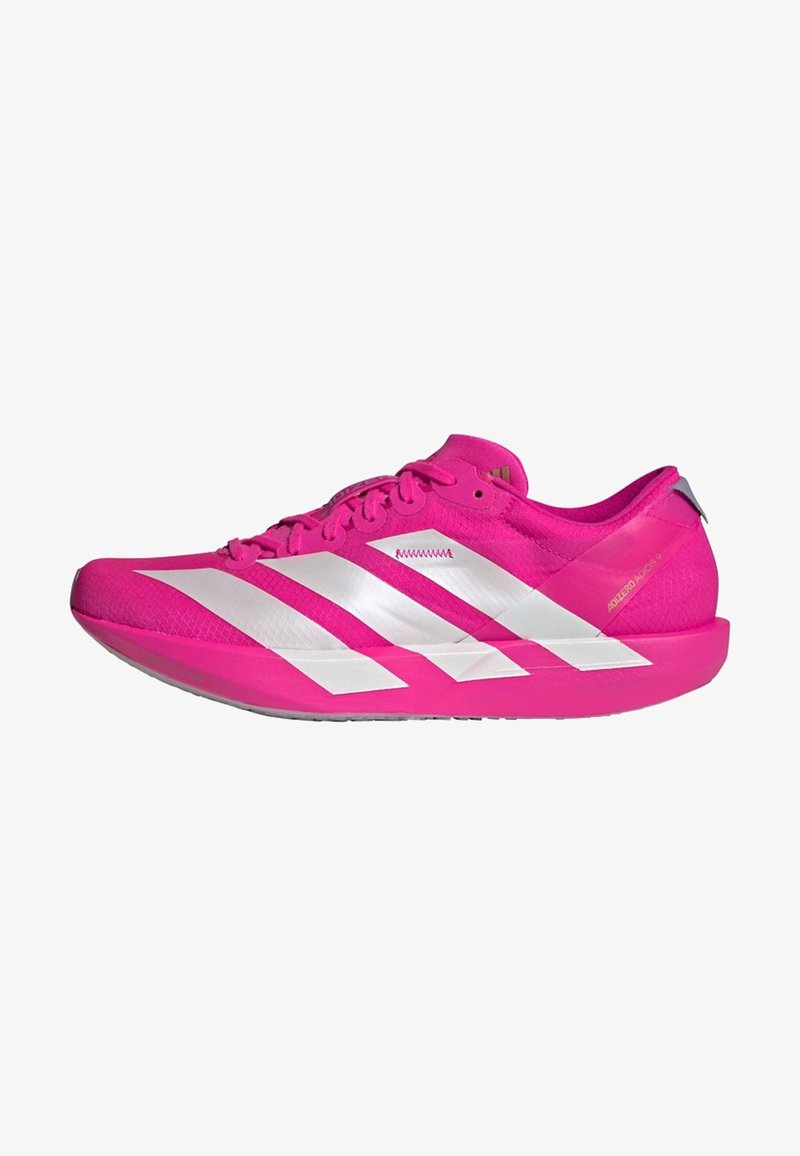 Sapatilha de corrida rosa brilhante com um design de três riscas brancas, parte superior em malha, acabamento texturizado e uma sola leve, apresentando um discreto tab que ajuda a calçar.