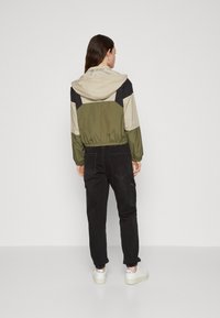 ONLY ONLJOSEPHINE COLOR BLOCK JACKET - Veste légère - kalamata