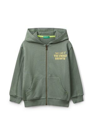 Grüne Kapuzenjacke mit Reißverschluss, zwei Fronttaschen und gelbem Text "Kümmere dich um den Unterwuchs" auf der Brust.