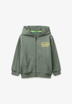 Zelená mikina na zip s kapucí, se dvěma předními kapsami a žlutým textem "Pečujte o podrost" na hrudi.