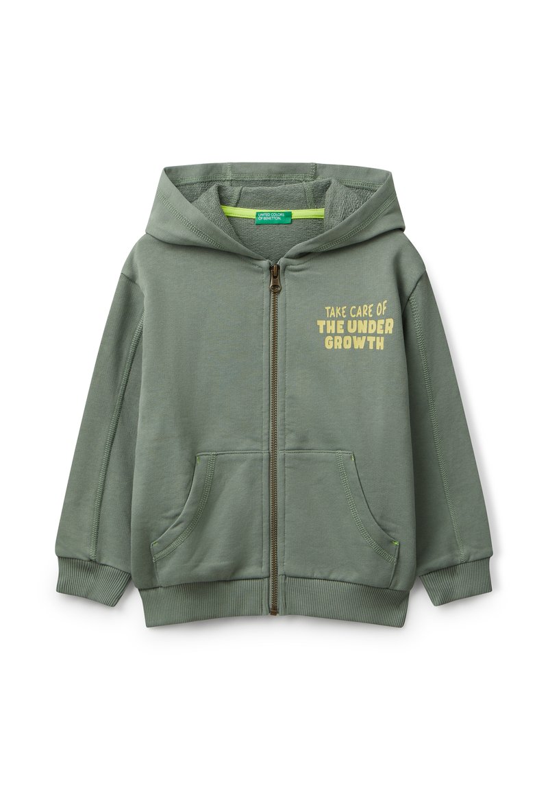 Groene rits-hoodie met twee voorzakken en gele tekst "Zorg voor de ondergroei" op de borst.