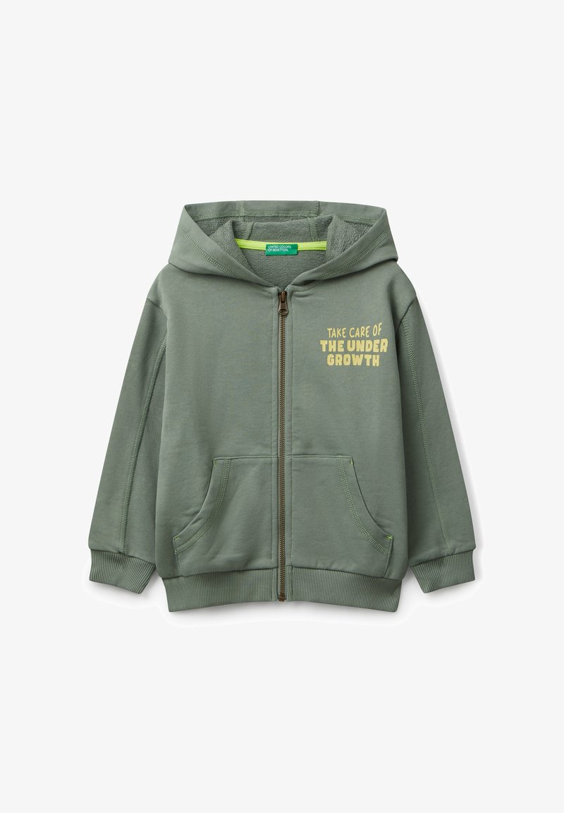 Felpa verde con zip e cappuccio, dotata di due tasche frontali e testo giallo "Prenditi cura del sottobosco" sul petto.