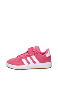 Roze suède sneakers met witte accenten, voorzien van een klittenbandsluiting en drie witte strepen aan de zijkant. Rubberzool voor grip.