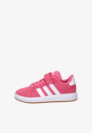 Roze suède sneakers met witte accenten, voorzien van een klittenbandsluiting en drie witte strepen aan de zijkant. Rubberzool voor grip.