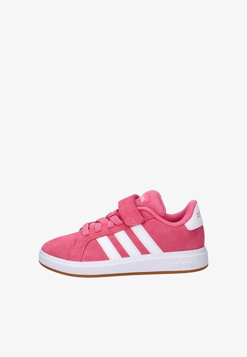 Roze suède sneakers met witte accenten, voorzien van een klittenbandsluiting en drie witte strepen aan de zijkant. Rubberzool voor grip.