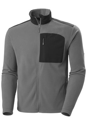 Chaqueta de forro polar gris con un bolsillo en el pecho negro, cierre de cremallera completa, cuello alto y textura suave; presenta acentos negros en los hombros.