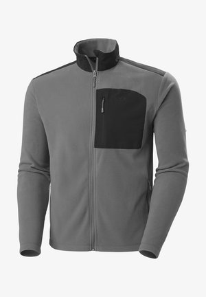 Chaqueta de forro polar gris con un bolsillo en el pecho negro, cierre de cremallera completa, cuello alto y textura suave; presenta acentos negros en los hombros.