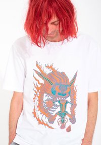 Weißes Baumwoll-T-Shirt mit buntem Grafikdesign, das orangefarbene Flammen, kunstvolle blau-orange Muster und detaillierte Bilder in der Mitte zeigt.