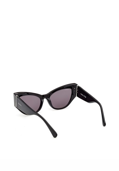 Lunettes de soleil œil de chat noires avec verres foncés et branches larges, présentées sur un fond blanc.