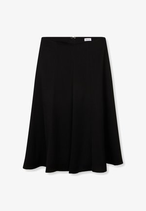 Czarna spódnica midi w linii A z tylnym zamkiem i małą białą metką marki na pasku, przedstawiona na białym tle.