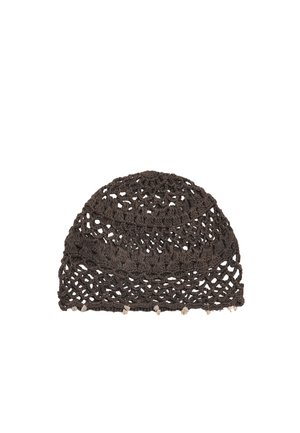 Ciemnobrązowa szydełkowana czapka z otwartym wzorem siateczki i małymi białymi koralikami wzdłuż dolnej krawędzi, na białym tle.