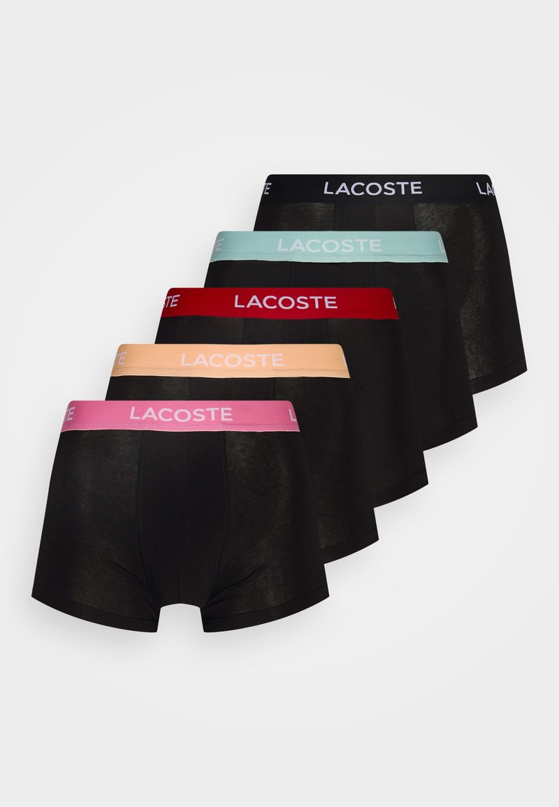 Zwarte boxershorts met contrasterende gekleurde taillebanden: roze, beige, rood, lichtblauw. Voorzien van een gladde textuur en het "LACOSTE" logo op elke band.