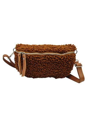 Bruine gestructureerde crossbodytas met krullende stoffen buitenkant, zilveren rits, twee leren ritstrekkers en verstelbare leren band op witte achtergrond.