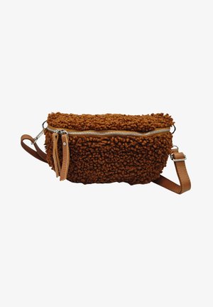 Bruine gestructureerde crossbodytas met krullende stoffen buitenkant, zilveren rits, twee leren ritstrekkers en verstelbare leren band op witte achtergrond.