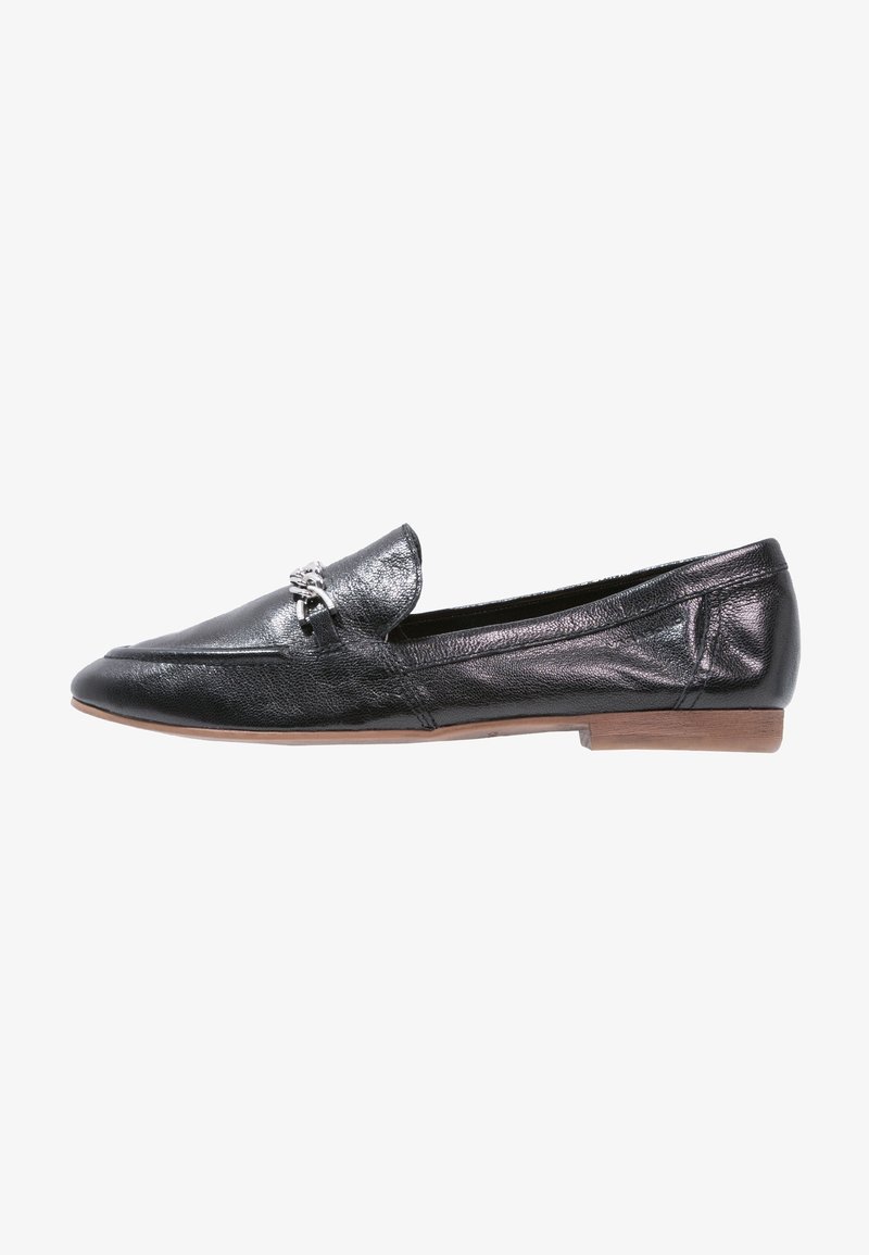 Mocassin pour femmes en cuir noir avec talon bas en bois et détail en chaîne métallique argentée sur le dessus.