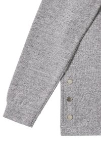 Grau gerippter Pullover mit langen Ärmeln und Druckknopf-Elementen an der Seite. Weicher Stoff mit lässiger Passform.
