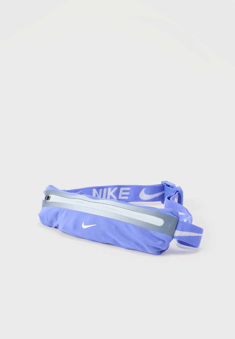 Μωβ ζώνη μέσης Nike με λευκό λογότυπο Swoosh, εμπρόσθια τσέπη με φερμουάρ και ρυθμιζόμενη ελαστική ζώνη με το λογότυπο της Nike.