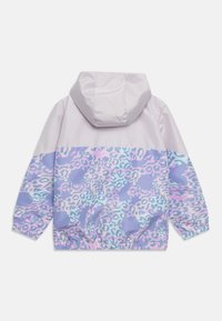 Kurtka z kapturem w jasnopurpurowej górnej części i wielokolorowym wzorze w panterkę na dolnej połowie; elastyczne mankiety i dół.