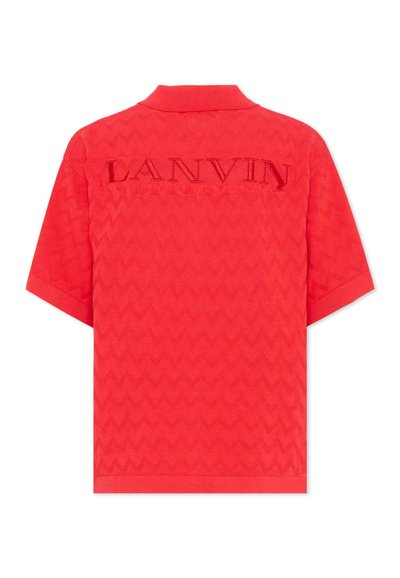 Rød kortærmet skjorte med zigzag-mønster og fremhævet LANVIN-logo tværs over den øvre ryg, med kort krave og manchetter på ærmerne.