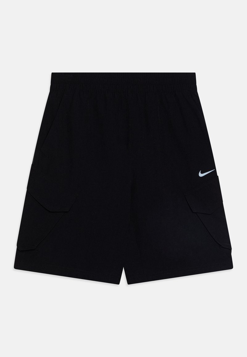 Calções cargo pretos com uma cintura elástica, apresentando dois bolsos laterais e um pequeno logo branco da Nike na parte inferior da perna esquerda.