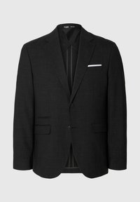 Blazer negro con tejido texturizado, diseño de un solo botón, solapas de muesca, dos bolsillos frontales y detalle de pañuelo blanco en el bolsillo.