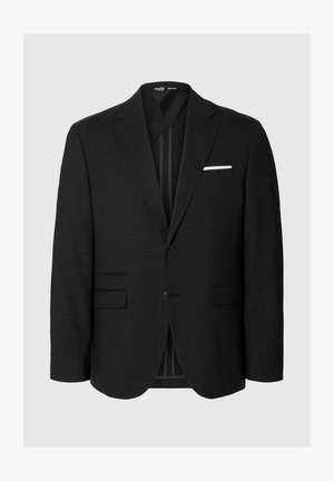 Črn blazer z teksturirano tkanino, z enim gumbom, z odrezanimi reverji, dvema sprednjima žepoma in belim detajlom robčka.