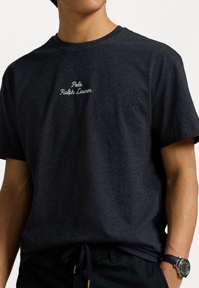 Tricou din bumbac de culoare albastru închis, cu guler rotund, mâneci scurte și broderie albă cu textul "Polo Ralph Lauren" pe piept.