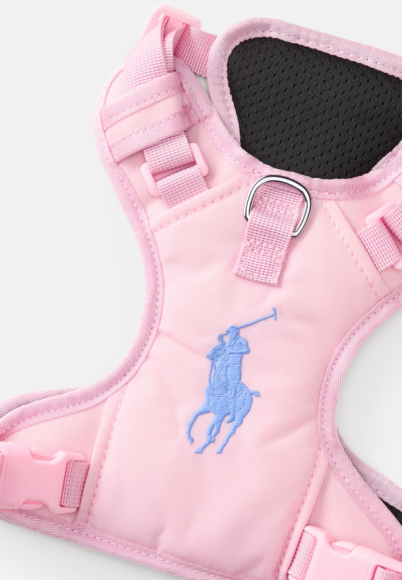 Rosa Hundegeschirr mit verstellbaren Riemen, schwarzer Mesh-Innenauskleidung und blauem gesticktem Pferdelogo. Strapazierfähiges Material mit einem sicheren Clipverschluss.