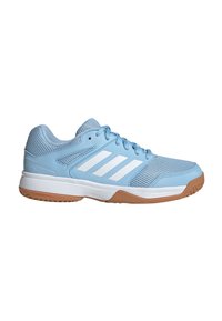 Chaussure de sport bleu clair avec des rayures blanches, dessus en mesh respirant, semelle intermédiaire blanche et semelle extérieure en gomme, orientée vers la droite.