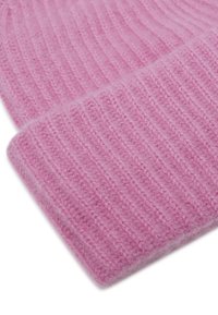 Bonnet rose côtelé en tissu doux et texturé. Comprend un revers plié et des variations subtiles de teinte à travers le motif tricoté.