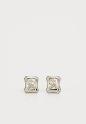 Boucles d'oreilles en forme de carré avec des pierres précieuses transparentes serties dans un cadre en métal de couleur argentée, présentant une surface lisse et une finition polie.