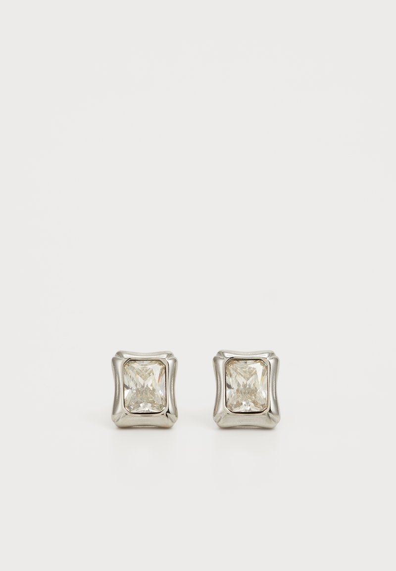 Vierkante studs met heldere edelstenen in een zilverkleurige metalen rand, met een gladde oppervlakte en gepolijste afwerking.