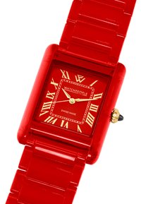 Raudonas stačiakampis laikrodis su skaidriu plastiko dirželiu, auksiniais romėniškais skaičiais ir auksine karūna. Veidrodyje matoma „WATCHPEOPLE“ ir „SWISS MADE“ tekstas.