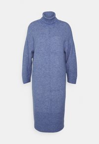 Robe-pull longue bleue tricotée avec col roulé, manches longues et ourlet côtelé sur fond clair.