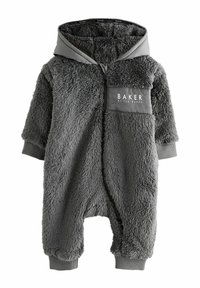 Sivý flísový overal s kapucňou, ktorý má jemnú textúru, elastické manžety a náprsné vrecko s detailom značkového loga.