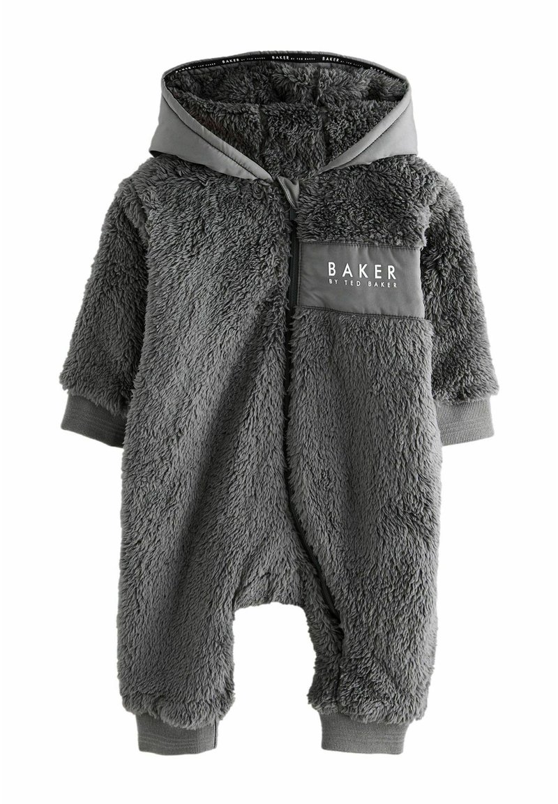 Mono de forro polar gris con capucha, textura suave, puños elásticos y bolsillo en el pecho con detalle de logo de la marca.